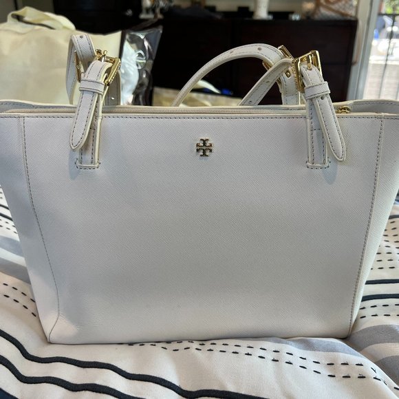 Tory Burch White Tote.Like New. Authentic